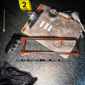 Puzzled Patient Trap Killer Dr. Gordon&#39;s Hacksaw Rusted– Horror Cosplay Accessory, Trap Movie Replica, Halloween Costume, Jigsaw Killer Prop