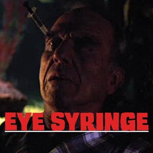 Puede incluir: Primer plano de la cara de un hombre con una jeringa insertada en su ojo. La imagen es oscura y el hombre tiene una expresi&oacute;n de dolor. El texto "EYE SYRINGE" est&aacute; superpuesto sobre la imagen.