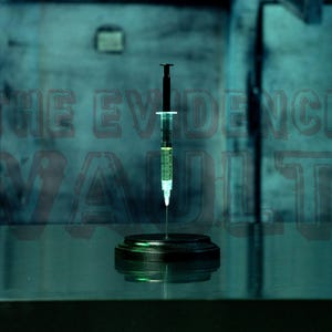 Puede incluir: Una jeringa de vidrio transparente llena de un l&iacute;quido amarillo se encuentra sobre un soporte circular negro. La jeringa est&aacute; delante de una pared azul con el texto "THE EVIDENCE VAULT" escrito en negro.