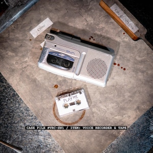 Puede incluir: Un grabador de voz SVA plateado y una cinta de casete blanca con "PLAY ME" escrito están sobre una superficie gris. La imagen incluye una etiqueta que dice "Crime" y otra con "Case 6T-29737-39". También se ve el texto "CASE FILE #VRC-SW1 / ITEM: VOICE RECORDER & TAPE".