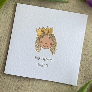 Puede incluir: Tarjeta de cumplea&ntilde;os blanca con una ilustraci&oacute;n dibujada a mano de una mujer que lleva una corona dorada con el n&uacute;mero 30. La tarjeta dice "BIRTHDAY QUEEN" en texto negro. La ilustraci&oacute;n presenta cabello rizado y mejillas rosadas.