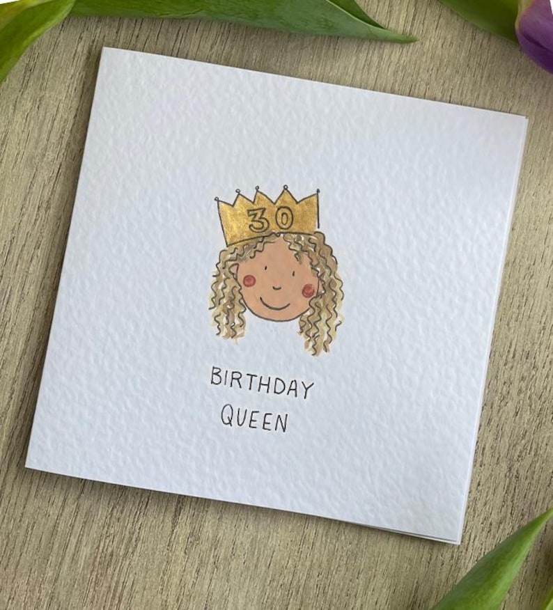 Puede incluir: Tarjeta de cumplea&ntilde;os blanca con una ilustraci&oacute;n dibujada a mano de una mujer que lleva una corona dorada con el n&uacute;mero 30. La tarjeta dice "BIRTHDAY QUEEN" en texto negro. La ilustraci&oacute;n presenta cabello rizado y mejillas rosadas.