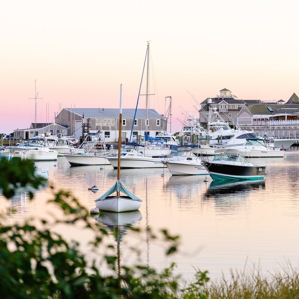 Fotografía de Cape Cod de Simplymekb - Impresión fotográfica sin marco de una vibrante puesta de sol en el puerto de Wychmere en el puerto de Harwich