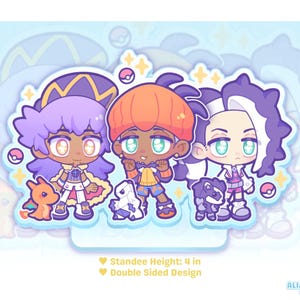 Puede incluir: Ilustración colorida de tres personajes de dibujos animados con sus compañeros animales. Los personajes tienen ojos grandes y visten atuendos únicos. La altura del soporte es de 10,16 cm. El diseño es de doble cara.