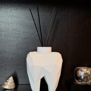 Parfymstöd för molartand, stor storlek, planteringskärl, penna- och pennstöd i en geometrisk tand låg poly-form, tandläkarmottagningsinredning.