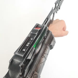 Predator Gauntlet+Blades Underarm Höger, Ny version med LED-tillval, Väderbehandlad målad, Predator cosplay eller Display Jungle Predator.