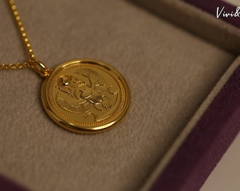 Collana con monete di design, caratteristico scarabeo revival egiziano in oro 18 carati su argento sterling