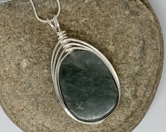 colgante de jaspe gris natural; Collar de regalo; Collar gratis incluido; Piedra de la Serenidad y la Unidad 020