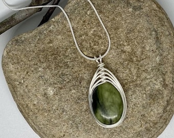 Echte Ierse Connemara marmeren hanger, groene marmeren ketting, ketting cadeau, Ierse sieraden, steen van goede relaties en gezond verstand