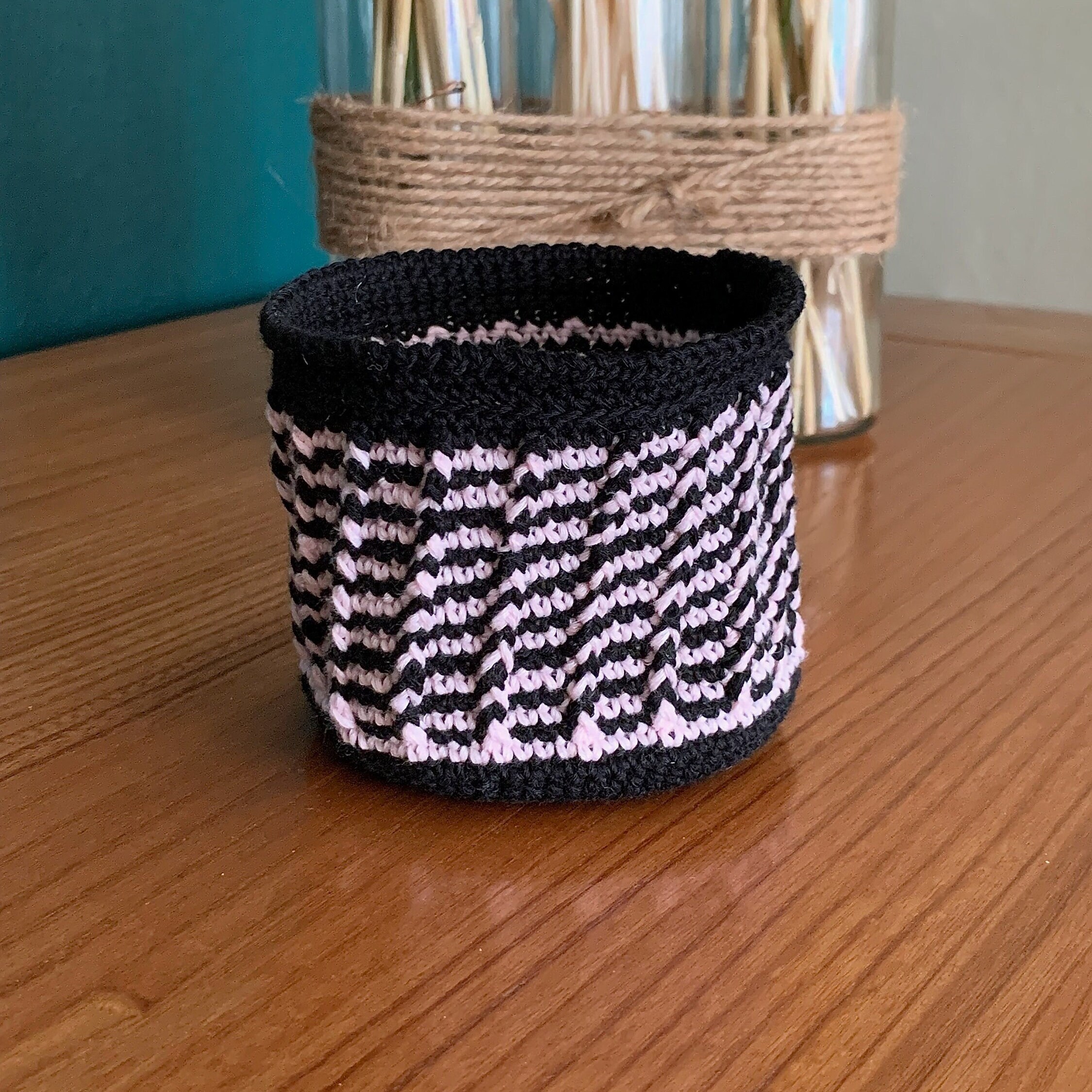 Panier en Crochet Noir et Rose Pâle