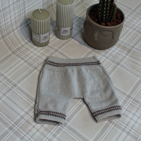 Pantalon tricot bébé gris à rayures grises foncées. Taille naissance.