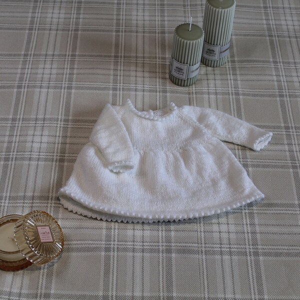 Robe blanche en tricot pour bébé. Taille naissance.