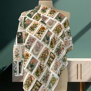 Pañuelo romántico de tarot floral, chal botánico femenino con arte de cartas místicas, elegante regalo de primavera para ella o para una bruja de jardín.