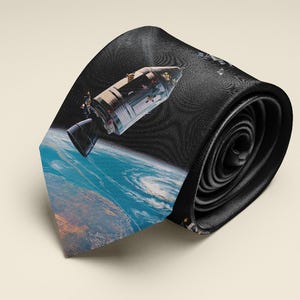 Apollo 9 Mondlandefähre Krawatte, Astronauten Krawatte, NASA Geschenk, Accessoire Krawatte, Space Exploration Krawatte, Mission Patch Krawatte, Sci-Fi Krawatte