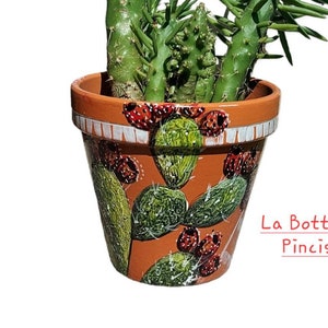 Sicily vase in hand-painted terracotta with prickly pears. Glossy finish