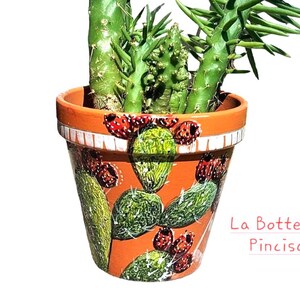 Maceta de terracota con tunas pintadas a mano. Acabado brillante. Ideal para decorar tu terraza, jardín, balcón o apartamento.