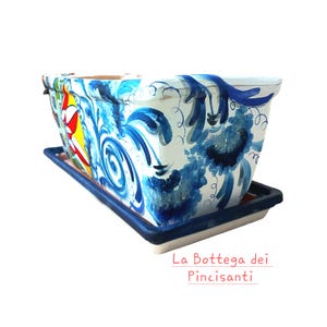 Jardinière rectangulaire en terre cuite avec figues de Barbarie et motifs floraux peints à la main, idéale pour les balcons, terrasses et jardins.