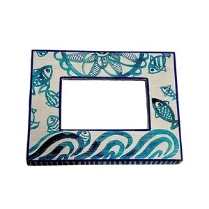 Mała drewniana ramka na zdjęcia, do powieszenia na stole lub ścianie, ręcznie malowana z sycylijskimi wzorami. Wymiary: 14 x 11 x 1,5 cm.