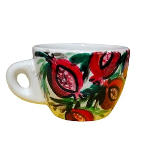 マグカップ 花とザクロのデザインが施された手描きのコーヒーカップ。直径7cm 高さ5.5cm