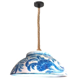 Kronleuchter aus Terrakotta mit handbemalten blauen Blumen, sizilianische Handwerkskunst, einzigartige Kunst für Ihr Zuhause.