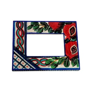 Mała drewniana ramka na zdjęcia, do powieszenia na stole lub ścianie, ręcznie malowana z sycylijskimi wzorami. Wymiary: 14 x 11 x 1,5 cm.