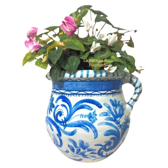 青い花とシチリア風のデザインが施されたテラコッタ製の水差し／花瓶