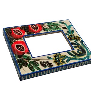 Mała drewniana ramka na zdjęcia, do powieszenia na stole lub ścianie, ręcznie malowana z sycylijskimi wzorami. Wymiary: 14 x 11 x 1,5 cm.