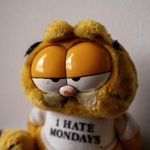 90s Garfield Soft Toy by Dakin – I Hate Mondays – Plastic Eyes – Collectible Plush