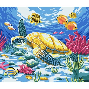 Op de afbeelding: Een kleurrijke onderwater scène met een zeeschildpad die door koraal en vissen zwemt. De schildpad is geel, groen en bruin met een blauwe schild. Het koraal is roze en de vissen zijn oranje, geel en blauw.