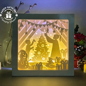 I bambini decorano la scatola delle ombre dell'albero di pino - cartolina di buon Natale - 3D Papercut Light Box SVG, File, fai da te - taglio Cricut