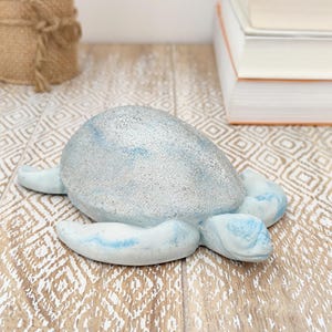 Wasserschildkröte Statue, Handgefertigte Tierfigur, Wasserschildkröte Geschenk, Tierliebhaber Dekor, Handgefertigte Meeresschildkröten Skulptur, Minimalistische Tierkunst.
