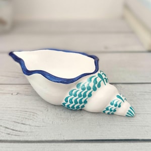 Sea shell decor for gift, Handmade shell shaped jewerly dish, Decorative coastal trinket dish, Conch shell for bathroom decor.