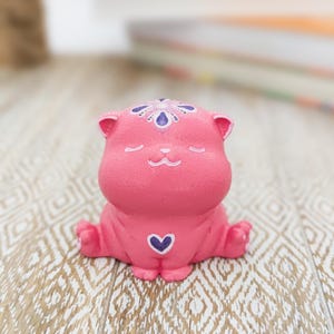Linda figura de gato rosa, figura de gatito hecha a mano para regalo, decoración del hogar para amantes de los gatos, escultura de gatito pequeño, figura de gatito japonés, gato regordete.