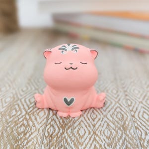 Figura de gatito sonriente, figura de gato japonés, estatuilla de animal hecha a mano, escultura de gato regordete para regalo, figura de gatito sentado, figuras de animales