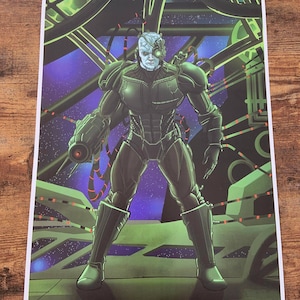 Peut inclure: Un cyborg vert et noir avec un œil vert brillant se tient dans un décor de station spatiale futuriste. Le cyborg porte un costume noir avec une plaque de poitrine argentée et un œil vert brillant. Le cyborg tient un pistolet dans sa main droite. L'arrière-plan est une scène spatiale bleu foncé et violette avec des étoiles et des planètes.