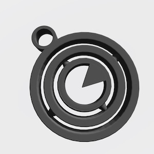 Puede incluir: Un colgante gris oscuro con un diseño circular que presenta anillos concéntricos y un segmento en forma de flecha. El colgante tiene un pequeño lazo en la parte superior para colgar. El diseño es moderno y geométrico.