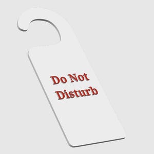 Puede incluir: Un colgador de puerta blanco con un letrero rojo que dice "No molestar".