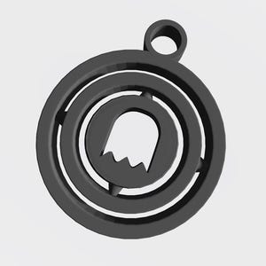 Puede incluir: Encanto de fantasma blanco y negro con un diseño circular. El encanto tiene un anillo en la parte superior para sujetarlo a un collar o pulsera.