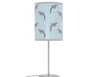 Lámpara de delfines felices Lámpara tropical Habitación con temática oceánica Lámpara de mesa de delfines Lámpara de playa Lámpara plateada o blanca en un soporte Lámpara de delfines playeros