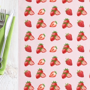 Puede incluir: Un fondo rosa con un patrón repetido de fresas rojas. Las fresas están dispuestas en filas y columnas, con cada fresa superponiéndose a la siguiente. Las fresas son todas del mismo tamaño y forma, y todas están orientadas en la misma dirección.