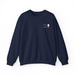 Besticktes Stay Cool Eis-Sweatshirt Süßer Sommer-Dessert Pullover Spaß Gefrorenes Leckerli-Pullover Feinschmecker-Sweatshirt Einzigartiger Eis-Liebhaber Bild 7