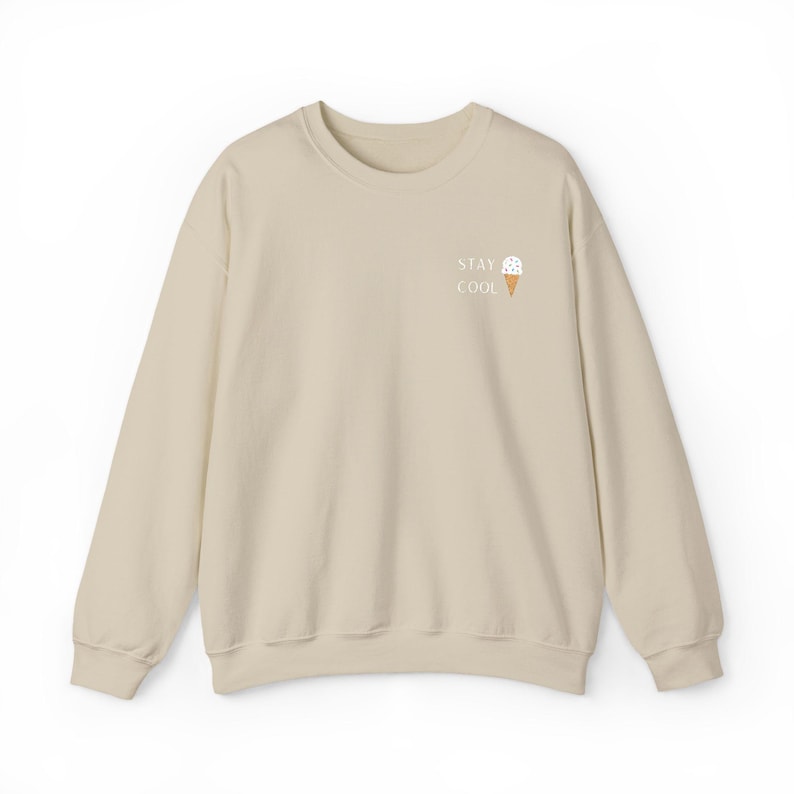 Besticktes Stay Cool Eis-Sweatshirt Süßer Sommer-Dessert Pullover Spaß Gefrorenes Leckerli-Pullover Feinschmecker-Sweatshirt Einzigartiger Eis-Liebhaber Bild 3