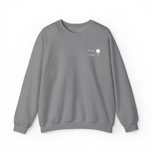 Besticktes Stay Cool Eis-Sweatshirt Süßer Sommer-Dessert Pullover Spaß Gefrorenes Leckerli-Pullover Feinschmecker-Sweatshirt Einzigartiger Eis-Liebhaber Bild 5