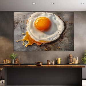 Könnte beinhalten: Nahaufnahme eines Spiegeleis mit flüssigem Eigelb vor rustikalem Hintergrund. Das Ei ist von einer Pfütze goldgelben Öls umgeben.