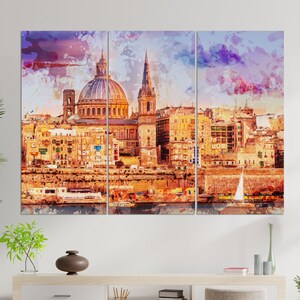 Puede incluir: Una pintura de acuarela de una ciudad con una gran iglesia con c&uacute;pula en el centro. Los edificios est&aacute;n pintados en tonos de amarillo, naranja y marr&oacute;n, con un cielo azul y nubes blancas en el fondo.