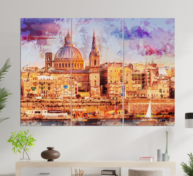Puede incluir: Una pintura de acuarela de una ciudad con una gran iglesia con c&uacute;pula en el centro. Los edificios est&aacute;n pintados en tonos de amarillo, naranja y marr&oacute;n, con un cielo azul y nubes blancas en el fondo.