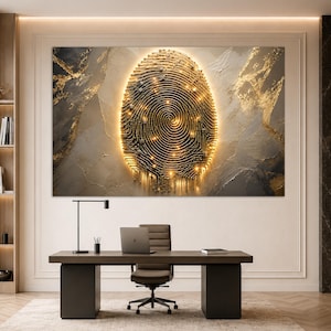Può includere: Una grande opera d'arte murale rettangolare con un design centrale a impronta digitale dorata luminosa con creste complesse e accenti di luce, su uno sfondo strutturato di pennellate astratte color crema, grigio e oro metallizzato.