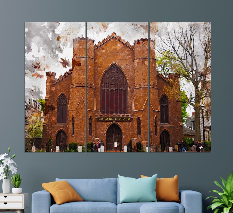 Puede incluir: Una pintura de acuarela del Museo de las Brujas de Salem en Salem, Massachusetts. El edificio es una estructura de ladrillo marr&oacute;n con un techo puntiagudo y ventanas arqueadas. El letrero sobre la entrada dice "Salem Witch Museum".