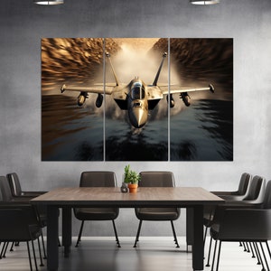 Puede incluir: Una impresión en lienzo dividida de un avión de combate militar rompiendo a través de las nubes. El avión está pintado con un patrón de camuflaje y vuela a alta velocidad. El fondo es una imagen borrosa de nubes y cielo.