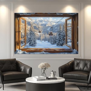 Könnte beinhalten: Ein gerahmtes Kunstwerk, das eine Winterlandschaft durch ein offenes Fenster zeigt. Die Szene zeigt schneebedeckte Bäume, Berge und einen Skilift. Der Fensterrahmen ist aus Holz und das Kunstwerk ist an einer weißen Wand befestigt.